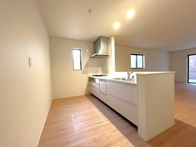 足立区舎人の邸宅のキッチン|【B号棟】
会話が弾む対面型キッチン。後ろにはお洒落な食器類を余裕で収納できるスペースがあります。