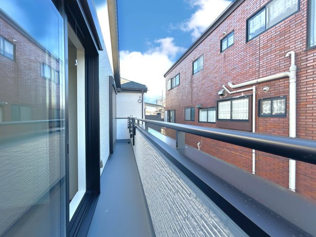 足立区舎人の邸宅のバルコニー