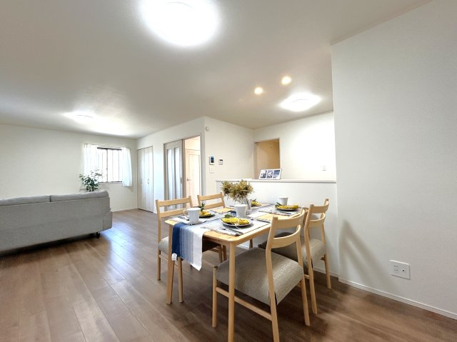 足立区舎人の邸宅の居間・リビング|【A号棟】
19帖のリビングは家族が1番くつろげる癒しの空間、家族が集い憩うリビングスペースはナチュラルカラーの明るい心地良い空間に仕上がりました。