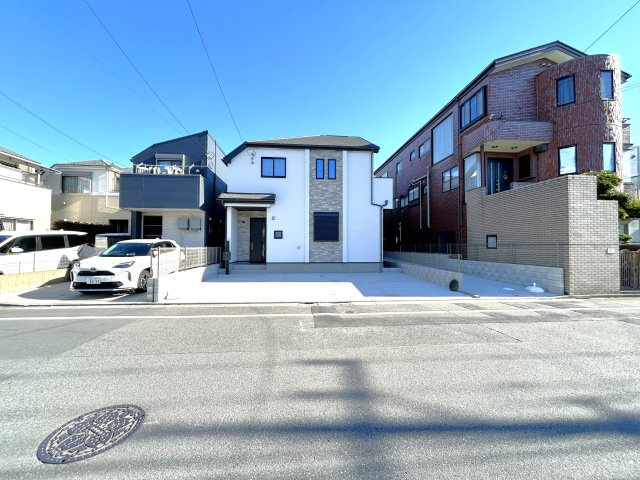 足立区舎人の邸宅の外観|青空に映えるこの雄大な佇まい。
陽当たり、立地、周辺環境など恵まれた好条件となっております。