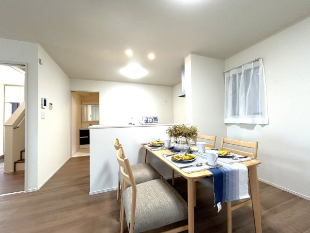 足立区舎人の邸宅の居間・リビング|【A号棟】
優しくリビングに注ぐ日差しはまるで「陽だまり」の様な暖かさ。高い断熱性はエアコンを使いすぎず快適な居住空間を創造しています。