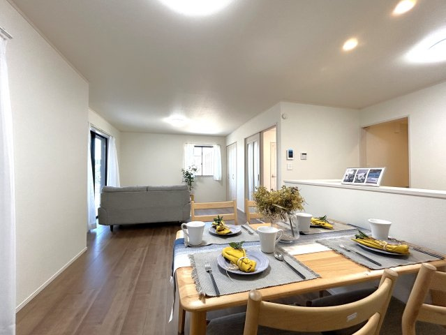 足立区舎人の邸宅の居間・リビング|【A号棟】
動線が上手く考えられており、きっちりとキッチン、ダイニング、リビングと分けられるお部屋のつくりとなっております。