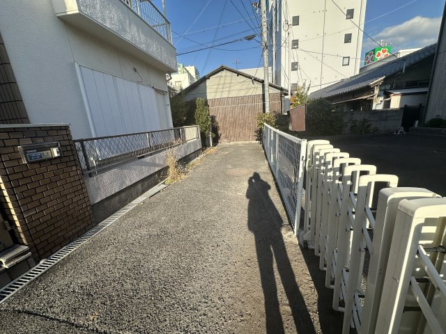 高石市千代田１丁目8-17の前面道路含む現地写真