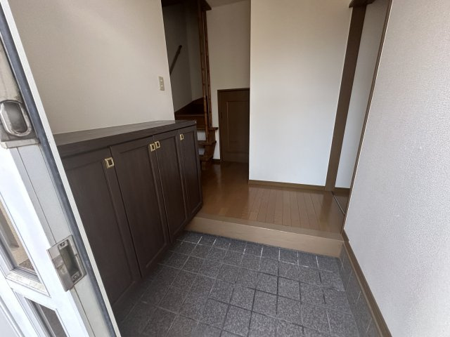 高石市千代田１丁目8-17の玄関