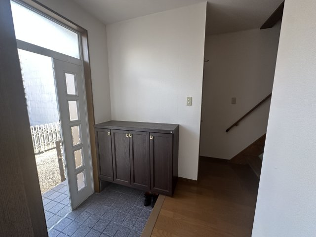 高石市千代田１丁目8-17の玄関