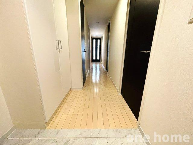 アッド・パー・プレイスの玄関|◆LDKへと続く廊下の様子です！
◆廊下収納があり掃除道具などの収納に最適です！