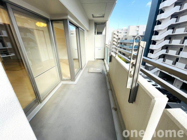 アッド・パー・プレイスのバルコニー|◆南側バルコニーです！物干し金物付き！
◆手すりの一部がすりガラスで光を通してくれるので明るいバルコニーです！