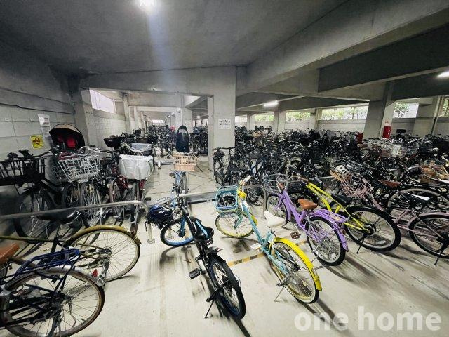 アッド・パー・プレイスの駐輪場|◆駐輪場は屋根付きで自転車が雨風にさらされる心配がありません！
◆最新の空き状況など、詳細につきましてはお気軽にお問い合わせください！