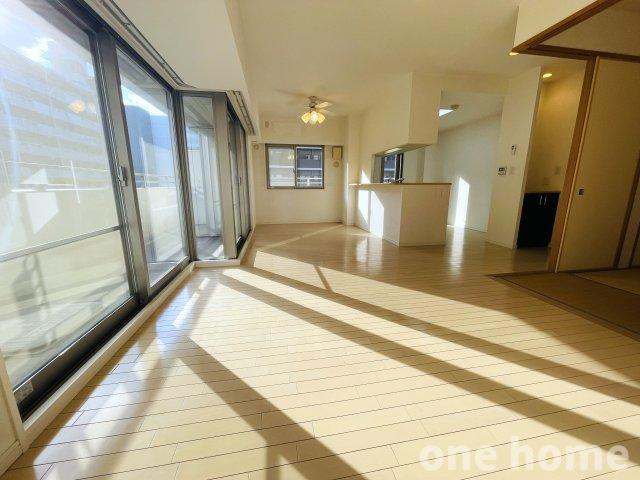 アッド・パー・プレイスの居間・リビング|◆南西角部屋（3方角住戸）につき陽当たり・通風良好です！
◆リビングと一体化し、広々とした空間を演出する人気の対面式キッチンです！お料理中も家族の様子が見え会話が弾みます♪