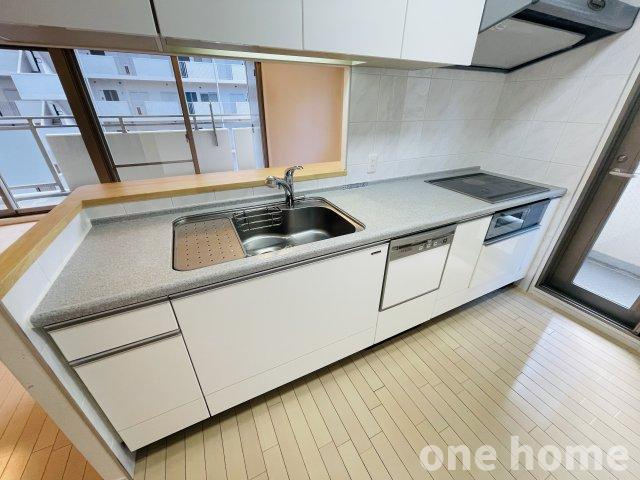 アッド・パー・プレイスのキッチン|◆白を基調とした清潔感のあるシステムキッチンです！IHコンロでお掃除ラクチン♪
◆キッチンから直接バルコニーへ出れる家事動線に優れた間取りです！