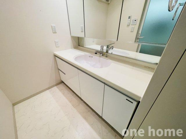 アッド・パー・プレイスの独立洗面台|◆白を基調とした清潔感のある三面鏡の洗面化粧台です！ワイドタイプで並んで身支度ができます！
◆ミドルミラー付きで、小さなお子様の目線にも鏡があるため、踏み台なしで歯磨きなどの身支度ができます！