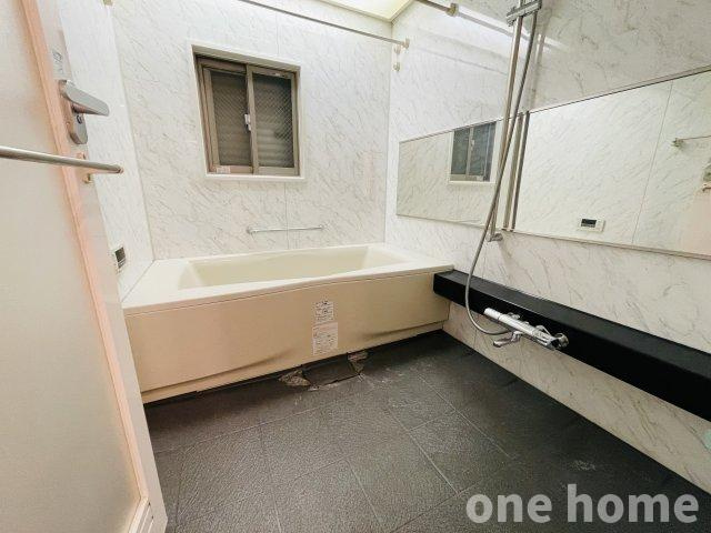 アッド・パー・プレイスの浴室|◆広々とした浴室です！浴室に窓があり窓を開けての換気ができます！
◆シャワーの高さを調整できるスライドバー付き！