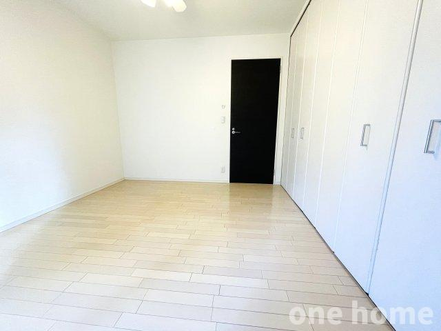 アッド・パー・プレイスの洋室|◆約7.0帖洋室です！白を基調とした内装でお部屋が広く明るく感じられます！
◆バルコニーに面しており明るい洋室です！