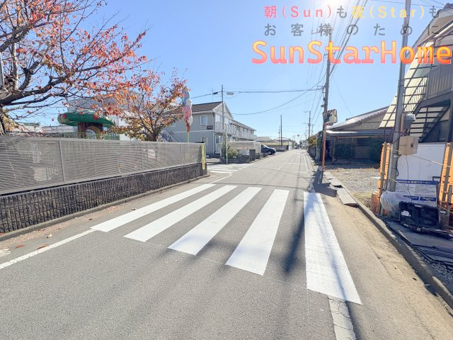 【サンスターホーム現地販売物件】福生市福生　太陽光発電付き新築1邸　太陽光発電付きの前面道路含む現地写真