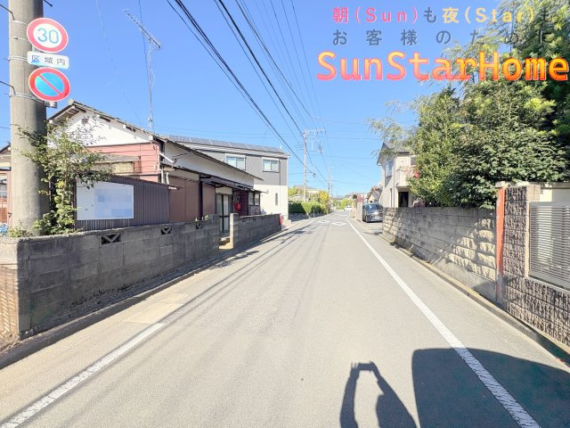 【サンスターホーム現地販売物件】福生市福生　太陽光発電付き新築1邸　太陽光発電付きの前面道路含む現地写真