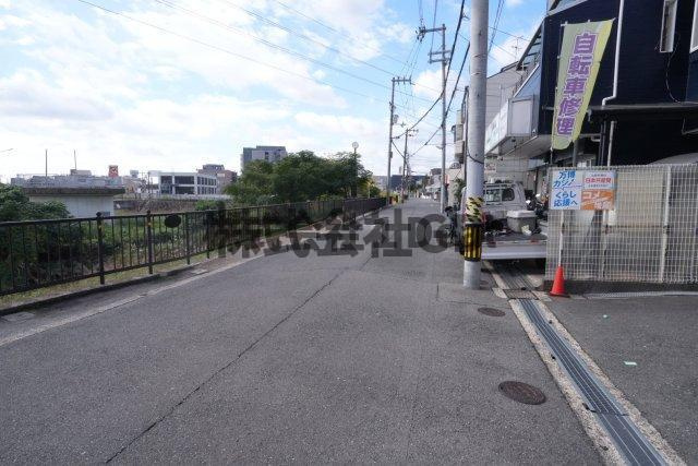 寝屋川市川勝町新築戸建の前面道路含む現地写真|その他詳細やご質問はお気軽に1Deal Estate☎072-646-8767までお問い合わせください