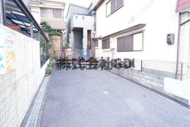 寝屋川市川勝町新築戸建の駐車場|駐車スペース付き
お車だけでなく自転車等も余裕をもってとめていただけます