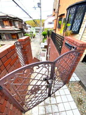 太秦東が丘　戸建の庭|■オシャレな門扉ですね♪♪