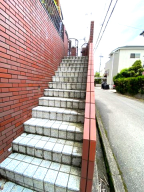 太秦東が丘　戸建の玄関|■居宅につながる階段です！！雨の日も安心ですね♪♪