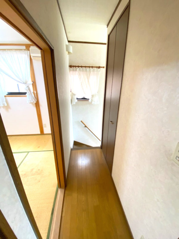 太秦東が丘　戸建の内装|■階段にも採光窓があり、お家全体が明るいです♪♪
