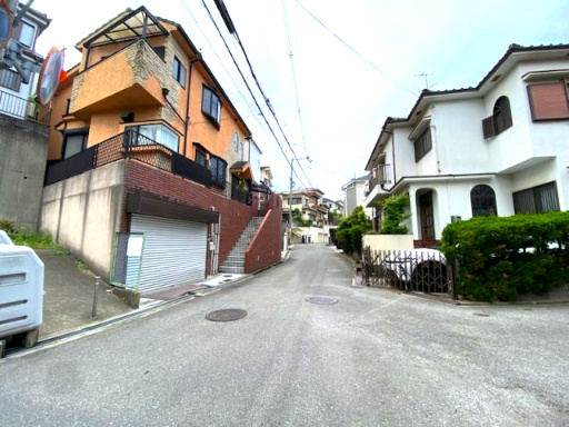 太秦東が丘　戸建の前面道路含む現地写真