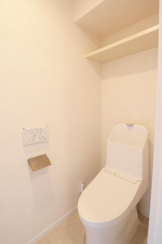 【トイレ】 | ロマネスク井尻第6 | 冬は便座も温水も温かく快適なシャワー付トイレ。上部には収納を設置◎