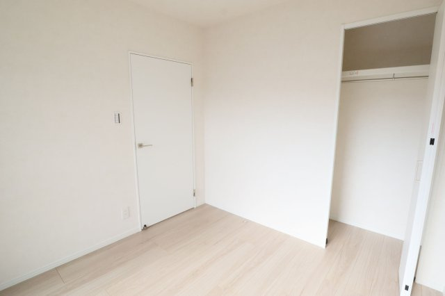 【洋室】 | ロマネスク井尻第6 | クローゼットは、上部にも棚があるので、カバンやファッション雑貨などもスッキリ収納できますね