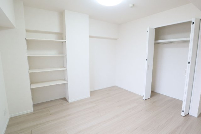 【収納】 | ロマネスク井尻第6 | クローゼットのほかにオープン棚があるのでお気に入りのコレクションや小物などを置くこともできます