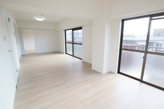 【居間・リビング】 | ロマネスク井尻第6 | 大きな窓のあるLDKは明るさたっぷり。食事のときも、くつろぎの時間も楽しい家族の時間をすごせそうです