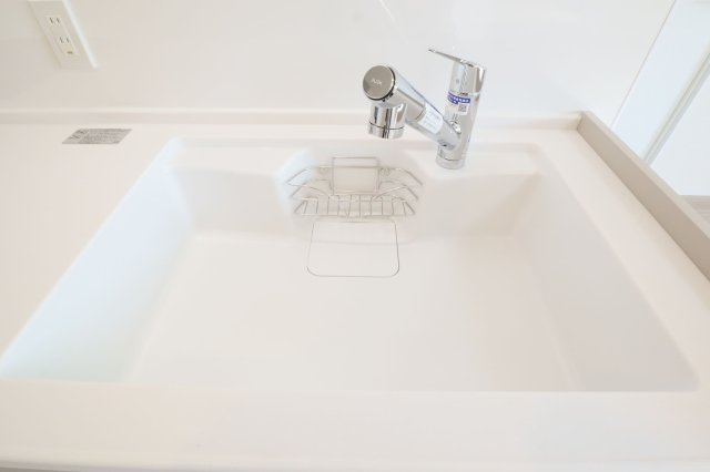 【キッチン】 | ロマネスク井尻第6 | 洗い物がしやすい幅広のシンク。汚れが付きにくい素材です