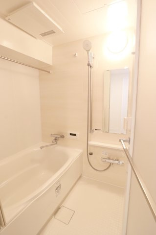 【浴室】 | ロマネスク井尻第6 | 浴室乾燥機付なので雨の日のお洗濯に活躍するのはもちろん、浴室をカラリと乾燥させられるのでカビ対策にも