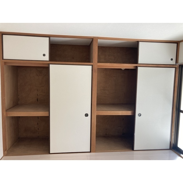 エンブレムの内装