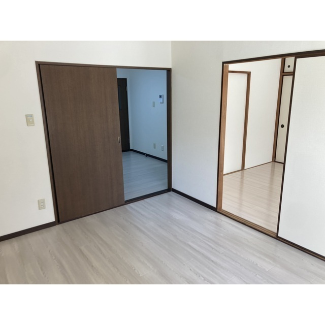 エンブレムの内装