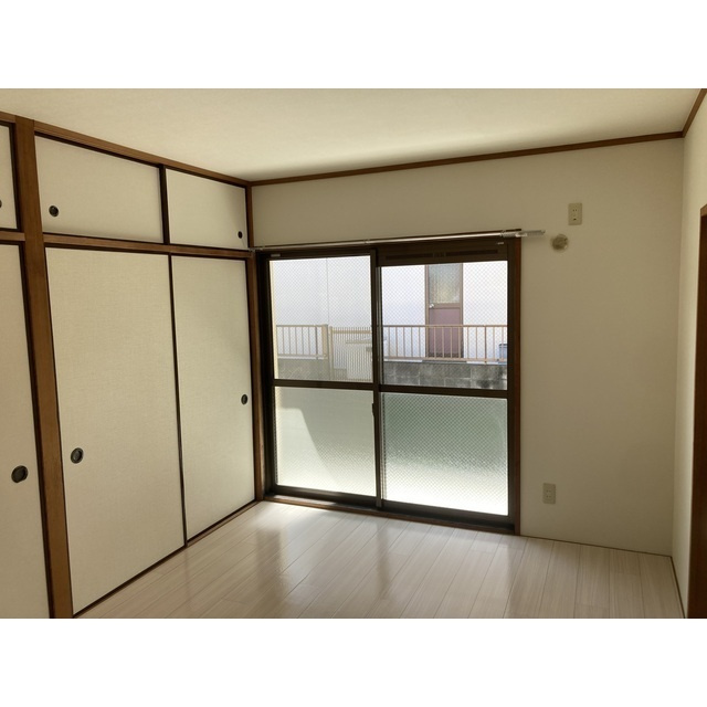 エンブレムの内装