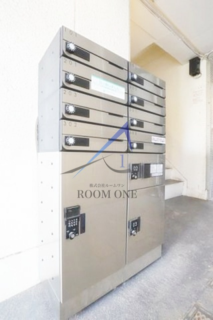 ルームズ北沢のその他共用部分|集合ポストと宅配ボックスです。