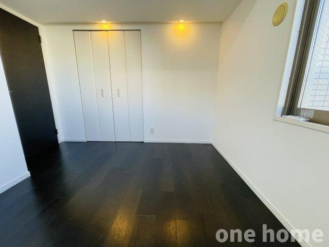 アッド・パー・プレイスの洋室|◆約5.0帖洋室です！二面採光のお部屋で大変明るい空間です！
◆窓が腰高窓で、ベッドや机を配置しやすいです！