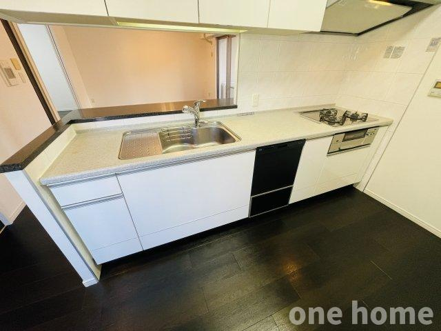 アッド・パー・プレイスのキッチン|◆人気の対面式キッチンです！お料理をしながらお子様の様子が見え安心ですね！
◆作業スペース、シンクが広く、グリル付３口ガスコンロ搭載！お料理が捗りそうですね♪