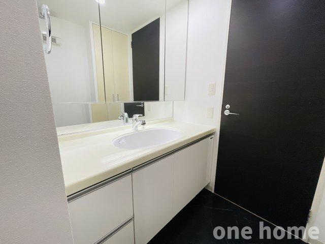 アッド・パー・プレイスの独立洗面台|◆三面鏡の洗面化粧台です！ワイドタイプで並んで身支度ができます！
◆ミドルミラー付きで、空間に広がりを感じさせ、洗練された印象を与えてくれます！