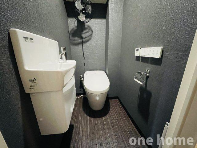 アッド・パー・プレイスのトイレ|◆温水洗浄便座付きタンクレストイレです！操作がしやすい壁掛けリモコンです！
◆手洗いが別であり、小さなお子様も手洗いがしやすいです！