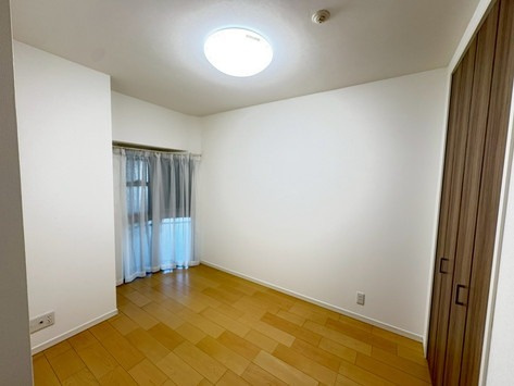 【洋室】 | エイルマンション清水 | 5.3帖の洋室。奥行きのある造りで空間が広く感じられます