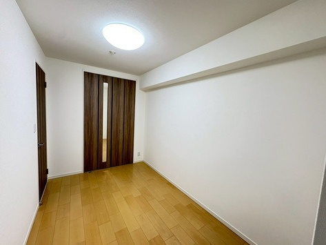 【洋室】 | エイルマンション清水 | 5.2帖の洋室。各部屋にはクローゼットを完備しています。収納が多いお家はすっきりして快適空間です