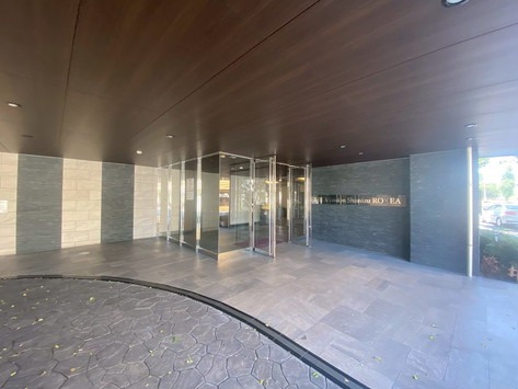 【エントランス】 | エイルマンション清水 | エントランス前に車寄せのスペースがあるので雨の日でも安心ですね