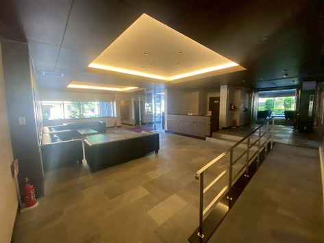 【ロビー】 | エイルマンション清水 | 外と内をつなぐエントランスは、まさに顔となる場所。格調高い雰囲気を漂わせて上質な空間を作り出します