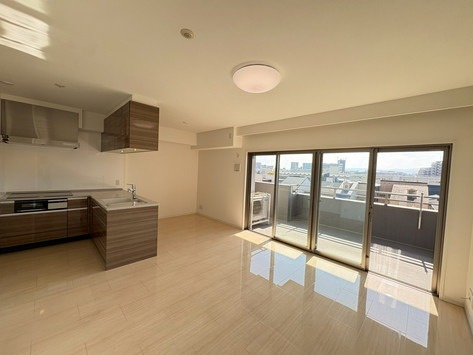 【居間・リビング】 | エイルマンション清水 | 広さ約14帖のLDKは南向きで明るく、気持ちのいい眺望のお部屋です【オール電化】【ペットOK】