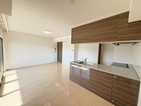 【居間・リビング】 | エイルマンション清水 | 大きな窓のあるLDKは明るさたっぷり。食事のときも、くつろぎの時間も楽しい家族の時間をすごせそうです