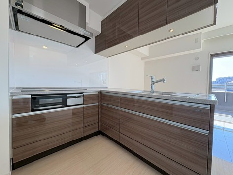 【キッチン】 | エイルマンション清水 | 使いやすくて機能的なＬ字型キッチン。作業スペースが広くて、お料理好きにもきっと満足していただけます