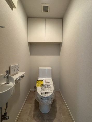 【トイレ】 | エイルマンション清水 | 冬は便座も温水も温かく快適なシャワー付トイレ。上部には収納を設置◎