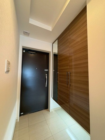 【玄関】 | エイルマンション清水 | 収納力に優れた玄関でいつでも片付いた状態でお客様を迎えられます