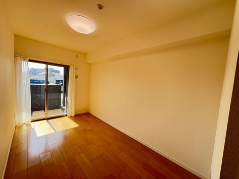 【洋室】 | エイルマンション清水 | 6.3帖の洋室。バルコニーに面した明るいお部屋で換気や採光ばっちりです