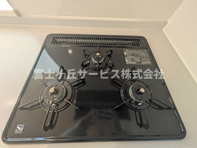 【その他】 | 袋井市上山梨 6期 新築一戸建て | 3口コンロがあります